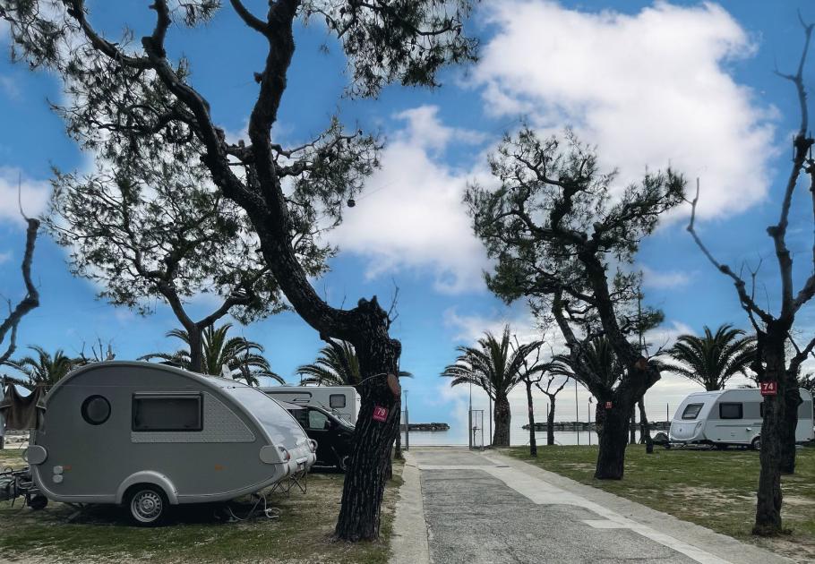 25. April und 1. Mai auf einem Campingplatz am Meer in Cupra Marittima